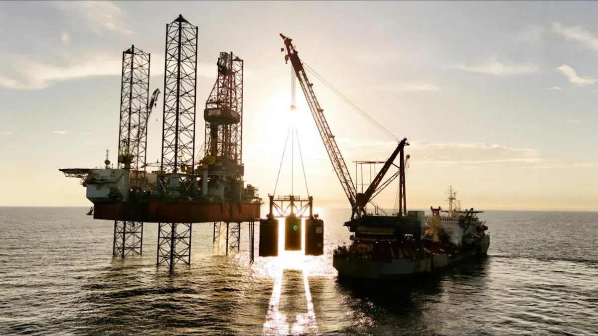 Plataforma offshore com embarcação de apoio