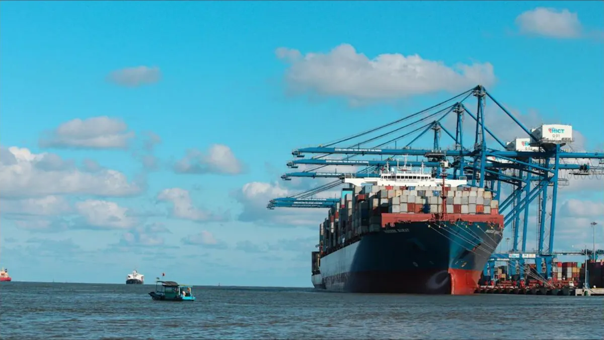 Navio de carga em alto-mar